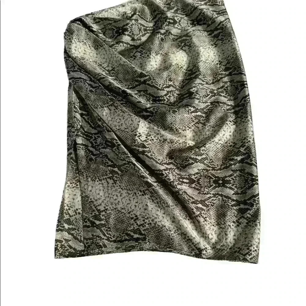 BODY BY VICTORIA SNAKE SKIN SATIN SIDE ZIP WITH RUTCH AND SLIT SIZE 6 - Picture 4 of 6